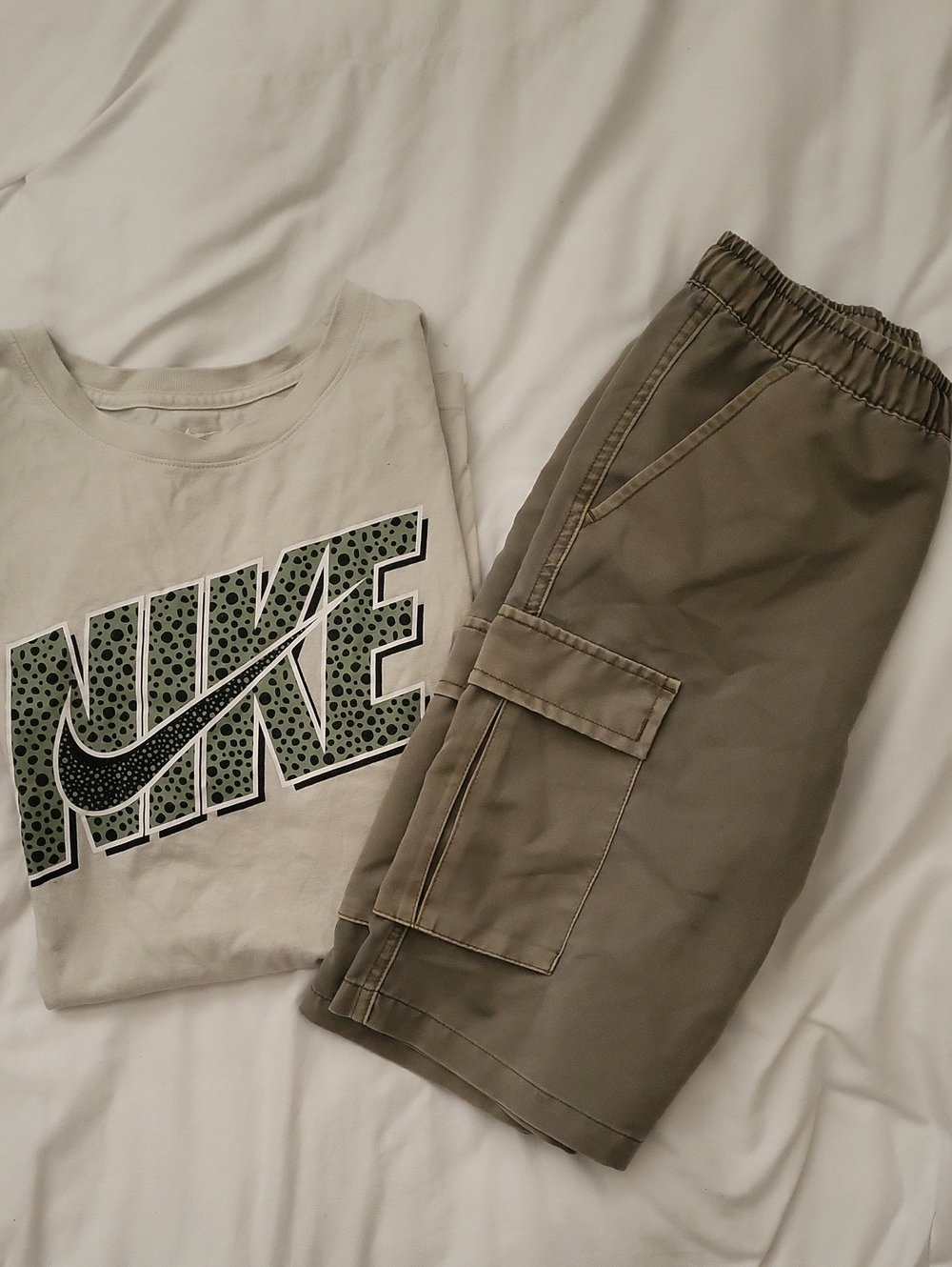 Nike Tee with Logo / Boys Cargo Shorts Olive Green